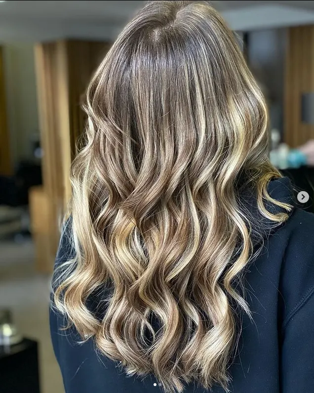 Friseurin bei der Arbeit bei Concept 15 Hairdressing